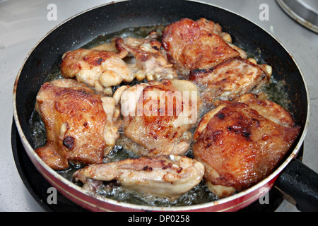 Gebratenes Huhn in der Pfanne kochen. Stockfoto