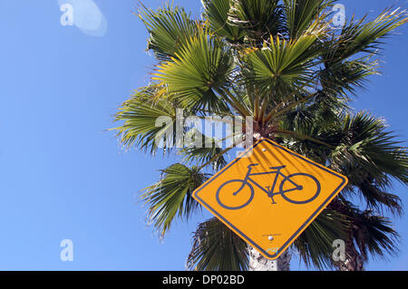 25. Februar 2006; Los Angeles, Kalifornien, USA; Ein Bike crossing Schild mit einer Palme in den Hintergrund. Obligatorische Credit: Foto von Marianna Day Massey/ZUMA Press. (©) Copyright 2006 von Marianna Tag Massey Stockfoto