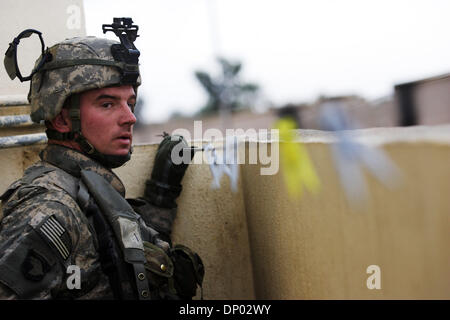 26. Februar 2006; AR-Ramadi, Anbar, Irak; Ein Soldat aus Charlie Kompanie, 1. Bataillon des 506. Infanterie-Regiment, 101st Airborne Division (Air Assualt) auf Patrouille in der irakischen Stadt Ar Ramadi am 26. Februar 2006. Obligatorische Credit: Foto von Toby Morris/ZUMA Press. (©) Copyright 2006 von Toby Morris Stockfoto