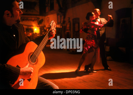 Paare tanzen Gitarrenmusik an Tango Bar in Buenos Aires Stockfoto