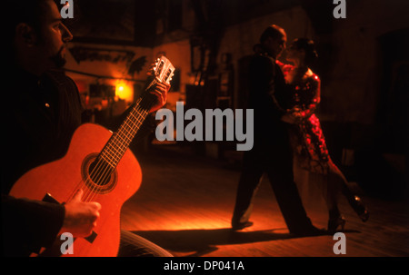 Paare tanzen Gitarrenmusik an Tango Bar in Buenos Aires Stockfoto