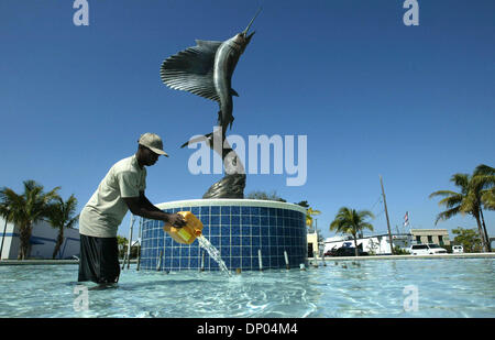 1. März 2006; Stuart, FL, USA; Stadt von Stuart Wartung Mechaniker George Hodge gießt Chlor in die Innenstadt von Stuarts Wahrzeichen Sailfish Brunnen Mittwoch.  Hodge, sagte, dass er die Aufgabe der Reinigung des Brunnens dreimal pro Woche führt.  Der Brunnen befindet sich in einem Kreisverkehr wird sehr schmutzig mit den vorbeifahrenden Autos sagte Hodge.  Stolz auf seine Aufgabe, die kann bis zu drei Hou nehmen. Stockfoto