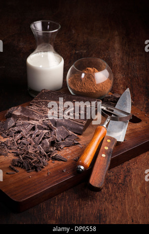 Schokoriegel und Zutaten auf einem Holztisch Stockfoto