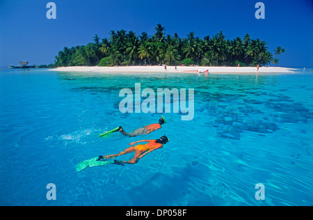 Fihalhohi Insel im Süd Male Atoll der Malediven Inseln Schnorcheln paar Stockfoto