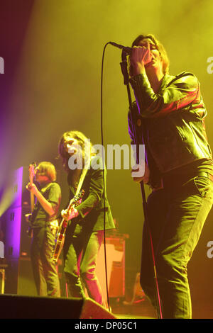 1. März 2006; New York, NY, USA; Sänger JULIAN CASABLANCAS, Guitairist NICK VALENSI und Bassist NIKOLAI FRAITURE von The Strokes im Hammerstein Ballroom in New York durchführen.  Obligatorische Credit: Foto von Aviv klein/ZUMA Press. (©) Copyright 2006 von Aviv klein Stockfoto