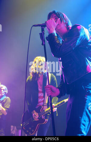 1. März 2006; New York, NY, USA; Sänger JULIAN CASABLANCAS, Guitairist NICK VALENSI und Bassist NIKOLAI FRAITURE von The Strokes im Hammerstein Ballroom in New York durchführen.  Obligatorische Credit: Foto von Aviv klein/ZUMA Press. (©) Copyright 2006 von Aviv klein Stockfoto