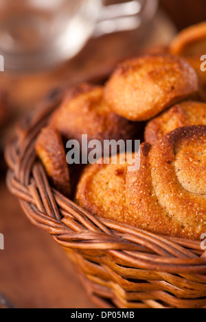 Cookies in einem Korb Stockfoto