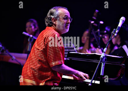 3. März 2006; Jakarta, Indonesien; BOB JAMES zusammen mit Engeln von Shanghai führt am ersten Tag der internationalen Java Jazz Festival. Rund 1200 Darstellern inszeniert und Tausende von jazz-Liebhaber genossen die Aufführungen in der drei-Tages-jazz-Festival. Auf 3. März 2006 abgebildet. Obligatorische Credit: Foto von Toto Santiko Budi/JiwaFoto/ZUMA Press. (?) Copyright 2006 von JiwaFoto Stockfoto