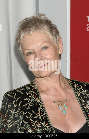 4. März 2006; Hollywood, Kalifornien, USA; Schauspielerin DAME JUDI DENCH auf der "The Weinstein Companys vor Oscar Party" statt an der Pacific Design Center. Obligatorische Credit: Foto von Paul Fenton/KPA/ZUMA Press. (©) Copyright 2006 von Paul Fenton Stockfoto