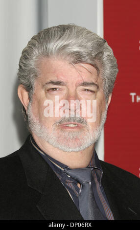 4. März 2006; Hollywood, Kalifornien, USA; Regisseur GEORGE LUCAS auf der "The Weinstein Companys vor Oscar Party" statt an der Pacific Design Center. Obligatorische Credit: Foto von Paul Fenton/KPA/ZUMA Press. (©) Copyright 2006 von Paul Fenton Stockfoto