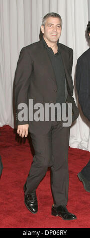 4. März 2006; Hollywood, Kalifornien, USA; Schauspieler GEORGE CLOONEY auf der "The Weinstein Companys vor Oscar Party" statt an der Pacific Design Center. Obligatorische Credit: Foto von Paul Fenton/KPA/ZUMA Press. (©) Copyright 2006 von Paul Fenton Stockfoto