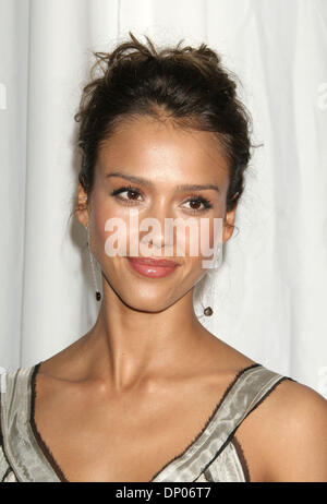 4. März 2006; Hollywood, Kalifornien, USA; Schauspielerin JESSICA ALBA auf der "The Weinstein Companys vor Oscar Party" statt an der Pacific Design Center. Obligatorische Credit: Foto von Paul Fenton/KPA/ZUMA Press. (©) Copyright 2006 von Paul Fenton Stockfoto