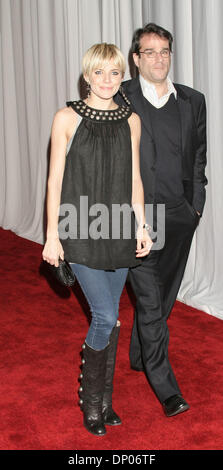 4. März 2006; Hollywood, Kalifornien, USA; Schauspielerin SIENNA MILLER auf der "The Weinstein Companys vor Oscar Party" statt an der Pacific Design Center. Obligatorische Credit: Foto von Paul Fenton/KPA/ZUMA Press. (©) Copyright 2006 von Paul Fenton Stockfoto
