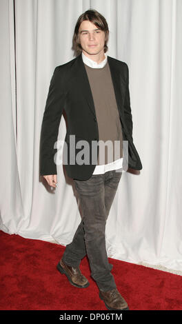 4. März 2006; Hollywood, Kalifornien, USA; Schauspieler JOSH HARTNETT auf der "The Weinstein Companys vor Oscar Party" statt an der Pacific Design Center. Obligatorische Credit: Foto von Paul Fenton/KPA/ZUMA Press. (©) Copyright 2006 von Paul Fenton Stockfoto