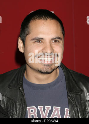 4. März 2006; Hollywood, Kalifornien, USA; Schauspieler MICHAEL PENA auf der "The Weinstein Companys vor Oscar Party" statt an der Pacific Design Center. Obligatorische Credit: Foto von Paul Fenton/KPA/ZUMA Press. (©) Copyright 2006 von Paul Fenton Stockfoto