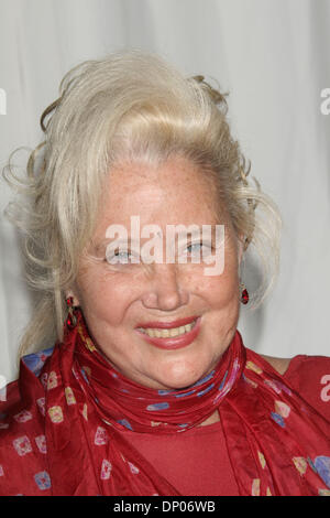4. März 2006; Hollywood, Kalifornien, USA; Schauspielerin SALLY KIRKLAND auf der "The Weinstein Companys vor Oscar Party" statt an der Pacific Design Center. Obligatorische Credit: Foto von Paul Fenton/KPA/ZUMA Press. (©) Copyright 2006 von Paul Fenton Stockfoto