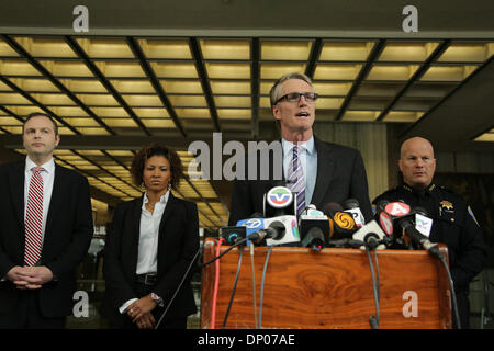San Francisco, San Francisco Office der USA. Federal Bureau of Investigation (FBI). 6. Januar 2014. David Johnson (2. R), Chef des Amtes für San Francisco von der US Federal Bureau der Investigation (FBI), spricht während einer Pressekonferenz in San Francisco 6. Januar 2014. Ein Mann im Verdacht der Durchführung der Brandanschlag auf das chinesische Konsulat in San Francisco wurde verhaftet, das FBI hat am Montag angekündigt. Bildnachweis: Liu Yilin/Xinhua/Alamy Live-Nachrichten Stockfoto