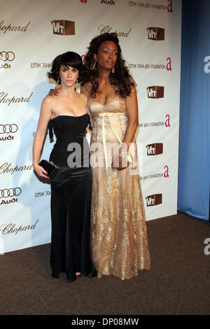 5. März 2006; Hollywood, Kalifornien, USA; OSCARS 2006: Schauspielerin JENNIFER LOVE HEWITT und AISHA TYLER bei den 14. jährlichen Elton John AIDS Foundation Oscar Party Co-Gastgeber von Audi, Chopard und VH1 auf der Pacific Design Center in Hollywood statt. Obligatorische Credit: Foto von Lori Conn/ZUMA Press. (©) Copyright 2006 von Lori Conn Stockfoto