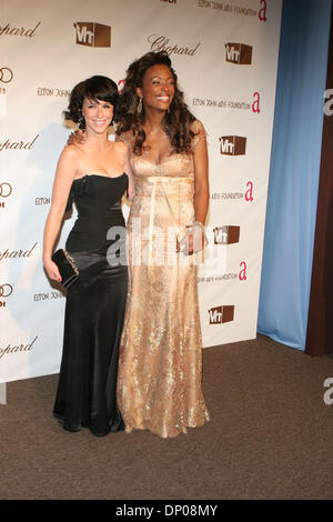 5. März 2006; Hollywood, Kalifornien, USA; OSCARS 2006: Schauspielerin JENNIFER LOVE HEWITT und AISHA TYLER bei den 14. jährlichen Elton John AIDS Foundation Oscar Party Co-Gastgeber von Audi, Chopard und VH1 auf der Pacific Design Center in Hollywood statt. Obligatorische Credit: Foto von Lori Conn/ZUMA Press. (©) Copyright 2006 von Lori Conn Stockfoto