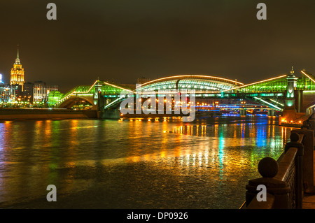 Bogdan Khmelnitsky Brücke in der Nacht in Moskau. Die schöne Fußgängerbrücke über der Moskwa. Stockfoto