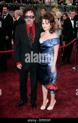 5. März 2006; Hollywood, Kalifornien, USA; OSCARS 2006: Regisseur TIM BURTON und Frau/Schauspielerin HELENA BONHAM CARTER Ankunft in der 78. Oscar-Verleihung im Kodak Theatre in Hollywood statt. Obligatorische Credit: Foto von Lisa O'Connor/ZUMA Press. (©) Copyright 2006 von Lisa O'Connor Stockfoto