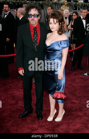 5. März 2006; Hollywood, Kalifornien, USA; OSCARS 2006: Regisseur TIM BURTON und Frau/Schauspielerin HELENA BONHAM CARTER Ankunft in der 78. Oscar-Verleihung im Kodak Theatre in Hollywood statt. Obligatorische Credit: Foto von Lisa O'Connor/ZUMA Press. (©) Copyright 2006 von Lisa O'Connor Stockfoto