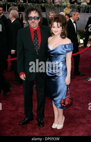 5. März 2006; Hollywood, Kalifornien, USA; OSCARS 2006: Regisseur TIM BURTON und Frau/Schauspielerin HELENA BONHAM CARTER Ankunft in der 78. Oscar-Verleihung im Kodak Theatre in Hollywood statt. Obligatorische Credit: Foto von Lisa O'Connor/ZUMA Press. (©) Copyright 2006 von Lisa O'Connor Stockfoto