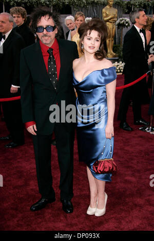 5. März 2006; Hollywood, Kalifornien, USA; OSCARS 2006: Regisseur TIM BURTON und Frau/Schauspielerin HELENA BONHAM CARTER Ankunft in der 78. Oscar-Verleihung im Kodak Theatre in Hollywood statt. Obligatorische Credit: Foto von Lisa O'Connor/ZUMA Press. (©) Copyright 2006 von Lisa O'Connor Stockfoto