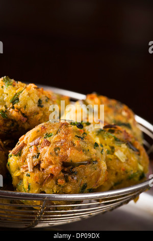 Falafel Kugel, frittierte Kugel oder Patty gemacht vom Boden Kichererbsen, eine traditionelle orientalische Speisen Stockfoto