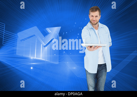 Zusammengesetztes Bild glücklicher Mann mit Laptop, Kamera und lächelnd Stockfoto