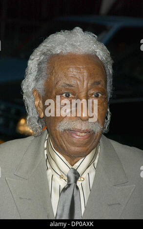 8. März 2006; New York, NY, USA; (Datei-Foto, 12.05.04) GORDON PARKS, Autor und wegweisenden Fotograf, wurde der erste Afroamerikaner, der direkt einer großen Hollywoodfilm, sowie die 1971 schlug "Welle", ist im Alter von 93 Jahren gestorben. Parks, starb am Dienstag in seinem Haus in New York, US-Medien berichtet, Mittwoch, zitiert seinen Neffen und seine Ex-Frau. Geboren in Kansas im Jahr 1912, die yo Stockfoto