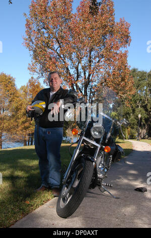 20. April 2010 - wurde Bischof THOMAS WENSKI Erzbischof von Miami von Papst Benedict XVI benannt. Bild: 2. Dezember 2005 - Orlando, Florida, USA - Orlando katholischen Diözese Bischof THOMAS WENSKI mit auf seinem Motorrad. (Kredit-Bild: © Phelan Ebenhack/ZUMA Press) Stockfoto