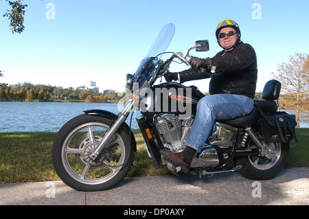 20. April 2010 - wurde Bischof THOMAS WENSKI Erzbischof von Miami von Papst Benedict XVI benannt. Bild: 2. Dezember 2005 - Orlando, Florida, USA - Orlando katholischen Diözese Bischof THOMAS WENSKI mit auf seinem Motorrad. (Kredit-Bild: © Phelan Ebenhack/ZUMA Press) Stockfoto