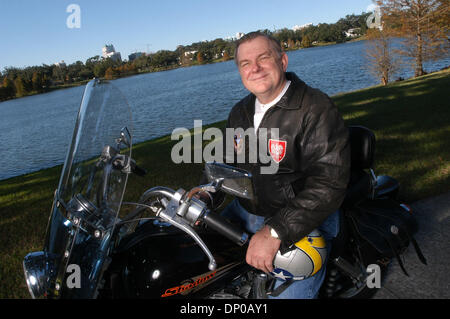 20. April 2010 - wurde Bischof THOMAS WENSKI Erzbischof von Miami von Papst Benedict XVI benannt. Bild: 2. Dezember 2005 - Orlando, Florida, USA - Orlando katholischen Diözese Bischof THOMAS WENSKI mit auf seinem Motorrad. (Kredit-Bild: © Phelan Ebenhack/ZUMA Press) Stockfoto