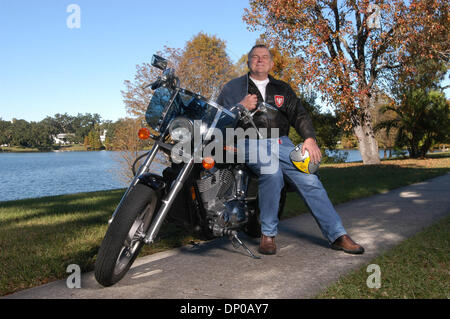 20. April 2010 - wurde Bischof THOMAS WENSKI Erzbischof von Miami von Papst Benedict XVI benannt. Bild: 2. Dezember 2005 - Orlando, Florida, USA - Orlando katholischen Diözese Bischof THOMAS WENSKI mit auf seinem Motorrad. (Kredit-Bild: © Phelan Ebenhack/ZUMA Press) Stockfoto