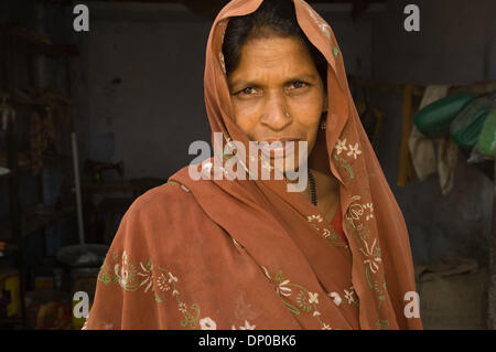 7. März 2006; Anantpur Village, Uttar Pradesh, Indien; Jarawati, eine 36 jährige Frau qualifiziert für ein CASHPOR Mikro-Kredit-Darlehen vor sieben Wochen. Früher war sie die Rs. 8.000, Zubehör für ihr Geschäft zu kaufen und ihr Ehemann Arztrechnungen bezahlen. Obligatorische Credit: Foto von Frank Huster/ZUMA Press. (©) Copyright 2006 by Frank Huster Stockfoto