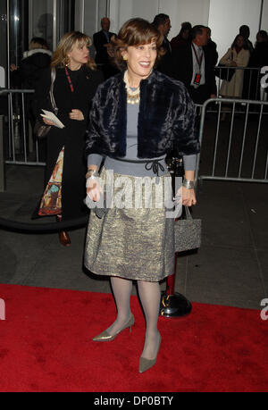 7. März 2006; New York, NY, USA;  PEGGY SIEGAL bei der Premiere für die sechste Staffel der "Sopranos" im MOMA stattfand.  Obligatorische Credit: Foto von Dan Herrick/KPA/ZUMA Press. (©) Copyright 2006 von Dan Herrick Stockfoto