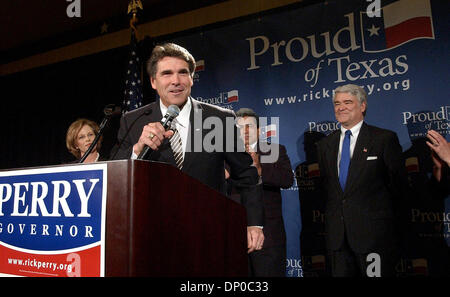 7. März 2006; Austin, TX, USA; Texas-Vorwahlen 2006: Gouverneur RICK PERRY antwortet, unter dem Jubel seiner Anhänger Dienstag Abend in Austin im HIlton, wo er auf einer Post-Wahl-Party sprach.  Obligatorische Credit: Foto von T Reel/San Antonio Express-News/ZUMA Press. (©) Copyright 2006 von San Antonio Express-News Stockfoto