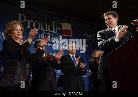 7. März 2006; Austin, TX, USA; Texas-Vorwahlen 2006: Gouverneur RICK PERRY nimmt Beifall von seinen Anhängern auf einer Party nach den Vorwahlen Dienstag in Austin. Obligatorische Credit: Foto von T Reel/San Antonio Express-News/ZUMA Press. (©) Copyright 2006 von San Antonio Express-News Stockfoto