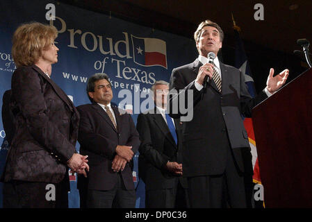 7. März 2006; Austin, TX, USA; Texas Vorwahlen 2006: Mit seiner Frau sprach Anita hören auf der Bühne im Hilton in Austin, RICK PERRY zuversichtlich, seine Kampagne Mitarbeiter nach dem Dienstag Vorwahlen. Obligatorische Credit: Foto von T Reel/San Antonio Express-News/ZUMA Press. (©) Copyright 2006 von San Antonio Express-News Stockfoto