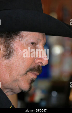 7. März 2006; Austin, TX, USA; Autor und Land Musiker RICHARD "KINKY" FRIEDMAN Kampagne seine für 45.000 Unterschriften, ihn auf dem Texas Stimmzettel im Rennen für das Amt als unabhängiger bekommen. Kinky begann seine Kampagne an Star Bar in Austin und zog dann nach der Hauptstadt die erste Petition unterzeichnen. Obligatorische Credit: Foto von Peter Silva/ZUMA Press. (©) Copyright 2006 b Stockfoto