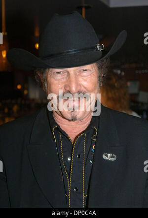 7. März 2006; Austin, TX, USA; Autor und Land Musiker RICHARD "KINKY" FRIEDMAN Kampagne seine für 45.000 Unterschriften, ihn auf dem Texas Stimmzettel im Rennen für das Amt als unabhängiger bekommen. Kinky begann seine Kampagne an Star Bar in Austin und zog dann nach der Hauptstadt die erste Petition unterzeichnen. Obligatorische Credit: Foto von Peter Silva/ZUMA Press. (©) Copyright 2006 b Stockfoto