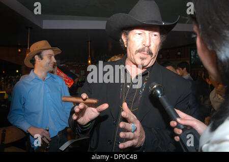 7. März 2006; Austin, TX, USA; Autor und Land Musiker RICHARD "KINKY" FRIEDMAN Kampagne seine für 45.000 Unterschriften, ihn auf dem Texas Stimmzettel im Rennen für das Amt als unabhängiger bekommen. Kinky begann seine Kampagne an Star Bar in Austin und zog dann nach der Hauptstadt die erste Petition unterzeichnen. Obligatorische Credit: Foto von Peter Silva/ZUMA Press. (©) Copyright 2006 b Stockfoto