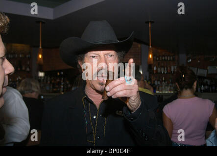 7. März 2006; Austin, TX, USA; Autor und Land Musiker RICHARD "KINKY" FRIEDMAN Kampagne seine für 45.000 Unterschriften, ihn auf dem Texas Stimmzettel im Rennen für das Amt als unabhängiger bekommen. Kinky begann seine Kampagne an Star Bar in Austin und zog dann nach der Hauptstadt die erste Petition unterzeichnen. Obligatorische Credit: Foto von Peter Silva/ZUMA Press. (©) Copyright 2006 b Stockfoto