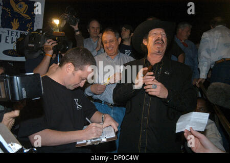 7. März 2006; Austin, TX, USA; Autor und Land Musiker RICHARD "KINKY" FRIEDMAN Kampagne seine für 45.000 Unterschriften, ihn auf dem Texas Stimmzettel im Rennen für das Amt als unabhängiger bekommen. Kinky begann seine Kampagne an Star Bar in Austin und zog dann nach der Hauptstadt die erste Petition unterzeichnen. Obligatorische Credit: Foto von Peter Silva/ZUMA Press. (©) Copyright 2006 b Stockfoto