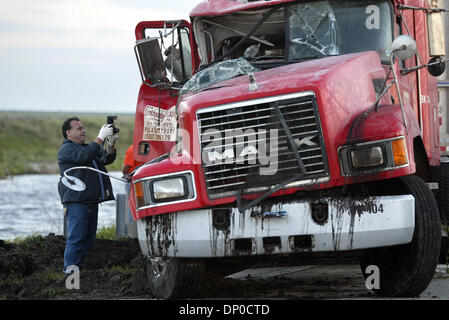 9. März 2006; South Bay, FL, USA; Medizinische Gutachter Julio Languasco(must double check with medical examiner office) Fotografien Szene auf SR 27 südlich von South Bay, wo ein 18-Wheeler in einem Kanal mit dem verstorbenen Fahrer innen gefunden wurde. Obligatorische Credit: Foto von Taylor Jones/Palm Beach Post/ZUMA Press. (©) Copyright 2006 von Palm Beach Post Stockfoto