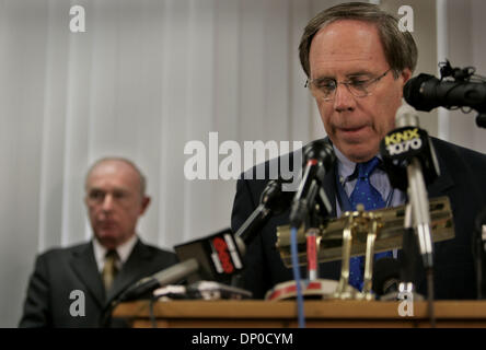 9. März 2006; San Diego, CA, USA; Mit San Diego Polizei-Chef WILLIAM LANDSDOWNE Links Blick auf BLAIR SADLER, ChildrenÕs Krankenhaus und Health Center CEO, Recht, Adressen Reporter während einer Pressekonferenz, die Verhaftung von WAYNE BLEYLE Atemtherapeutin am Klinikum Rekonvaleszenten zu diskutieren. San Diego Polizisten und Immigration and Customs Enforcement (ICE) Agenten arr Stockfoto