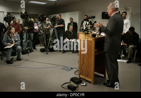 9. März 2006; San Diego, CA, USA; San Diego Polizei-Chef WILLIAM LANDSDOWNE Fragen ReporterÕs im Rahmen einer Pressekonferenz, die Verhaftung von WAYNE BLEYLE Atemtherapeutin am Klinikum Rekonvaleszenten zu diskutieren. San Diego Polizisten und Immigration and Customs Enforcement (ICE) Agenten verhaftet BLEYLE gestern, 8. März 2006. Er wurde in County Jail auf Gebühr gebucht. Stockfoto