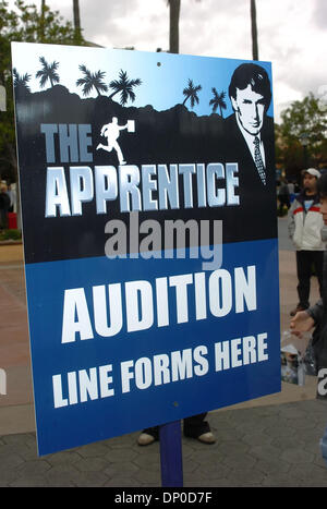 10. März 2006; Hollywood, Kalifornien, USA; Vorsprechen Sie in den Universal Studios für die 6. Staffel von "The Apprentice". Dnald Trump startete eine 17 Stadt recruiting-Tour in der Hoffnung, 16 Personen, "in der Lage, Risiken einzugehen, wieder auf die Beine nach dem fehlschlagen, erfolgreich zu sein in einem ruinösen Umfeld, gegen den Strom zu gehen, bleiben fokussiert, kreativ denken und sind geborene Anführer." Mark Burnett von Mark Burnett Prod Stockfoto