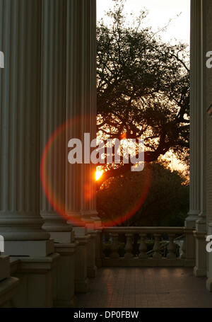 16. März 2006; San Antonio, TX, USA; Die untergehende Sonne scheint durch Bäume auf den vorderen Säulen Donnerstag, 16. März 2006 am Trinity Baptist Church.  Obligatorische Credit: Foto von Bahram Mark Sobhani/ZUMA Press. (©) Copyright 2006 von San Antonio Express-News Stockfoto